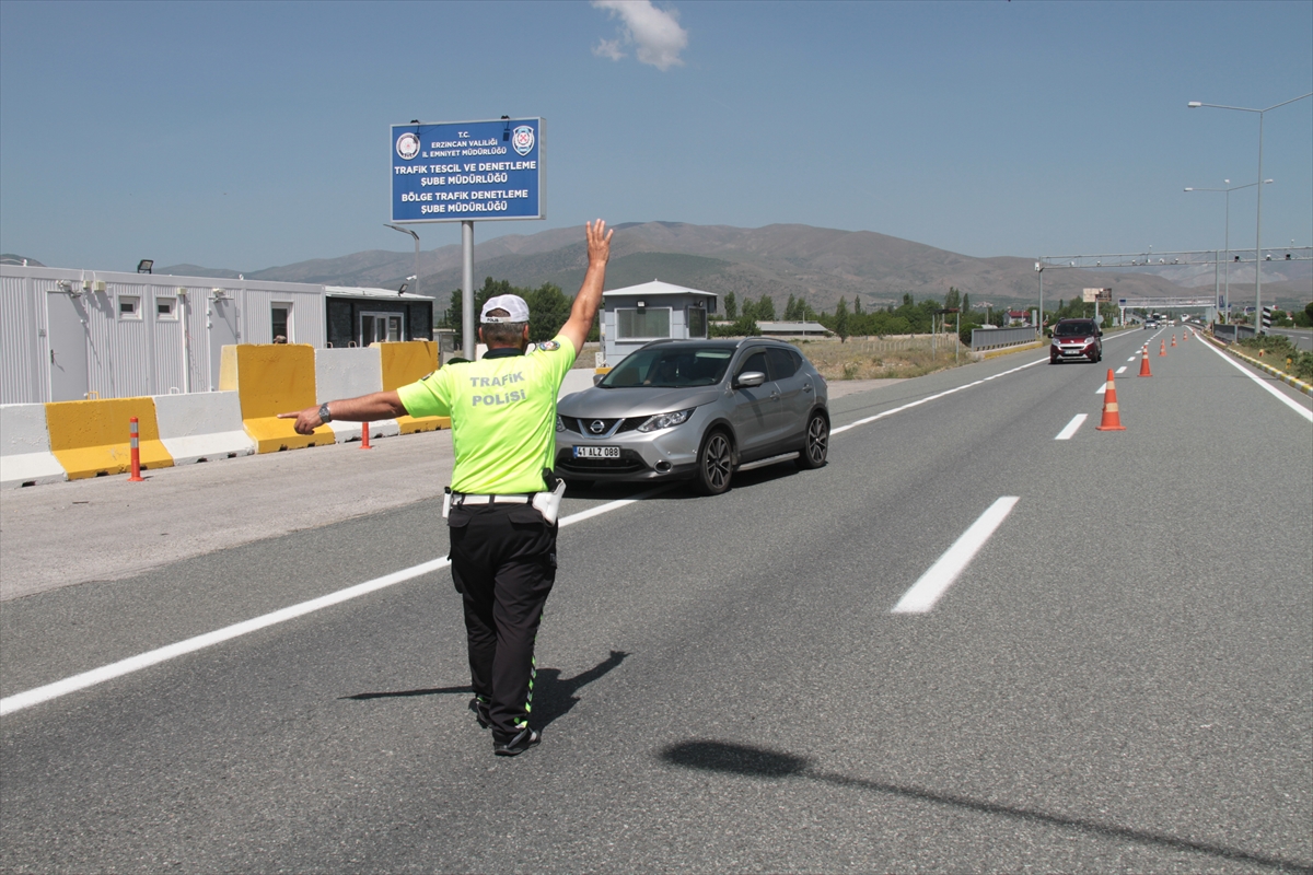 Erzincan'da trafik polisleri bayram yolcularını ikramlarla karşıladı