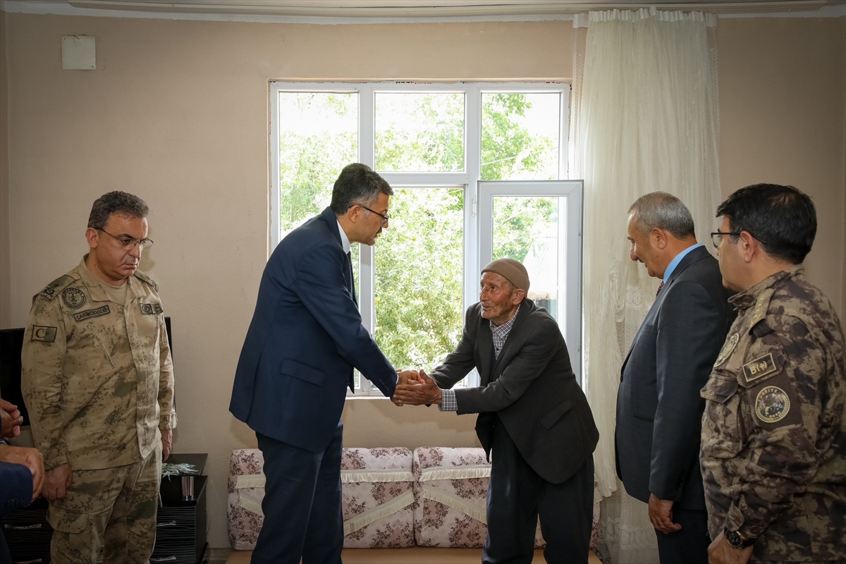 Hakkari Valisi Ali Çelik şehit ailelerinin bayramını kutladı