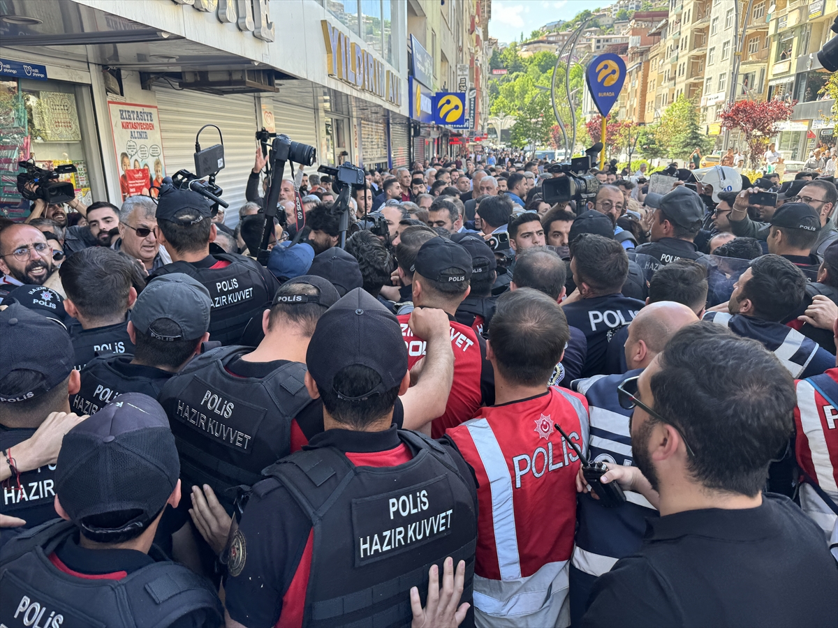 Hakkari'de izinsiz yürüyüş yapmak isteyenlere polis müdahale etti