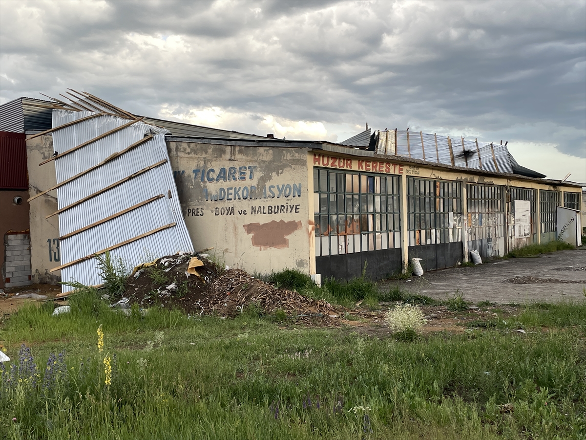 Kars’ta şiddetli rüzgar bazı iş yerlerinin çatısını uçurdu