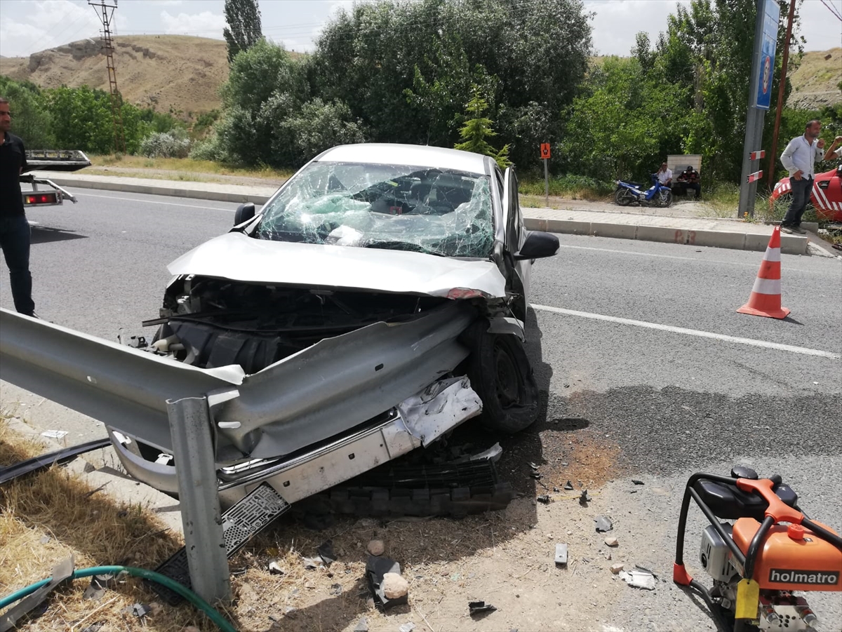 Malatya'da bariyere saplanan otomobildeki 3 kişi yaralandı