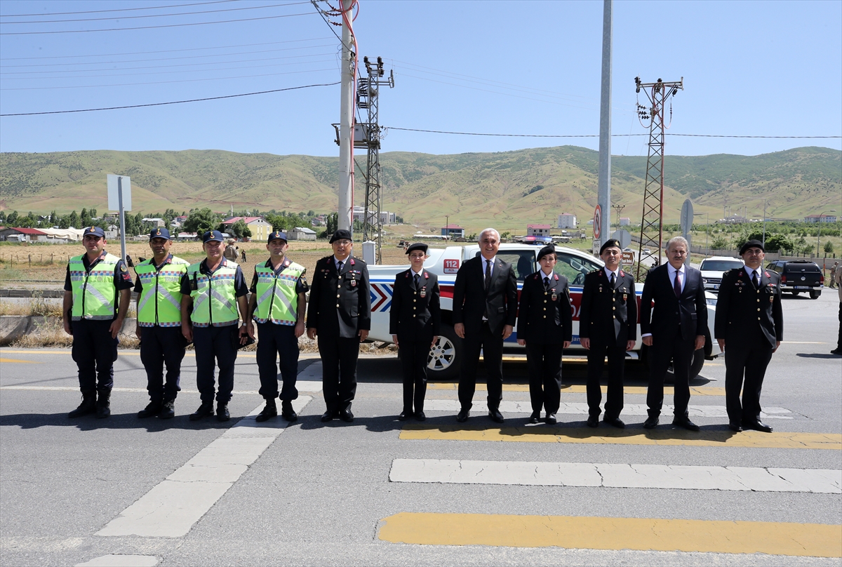 Muş Valisi Çakır, bayram öncesi denetim yapan güvenlik güçlerini ziyaret etti