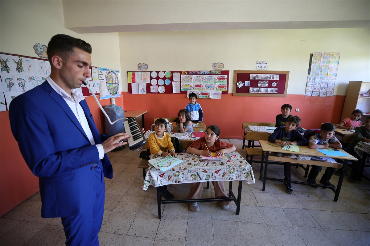 Muş'ta öğretmen adayları, köylerdeki çocukları geleneksel oyunlarla eğlendiriyor