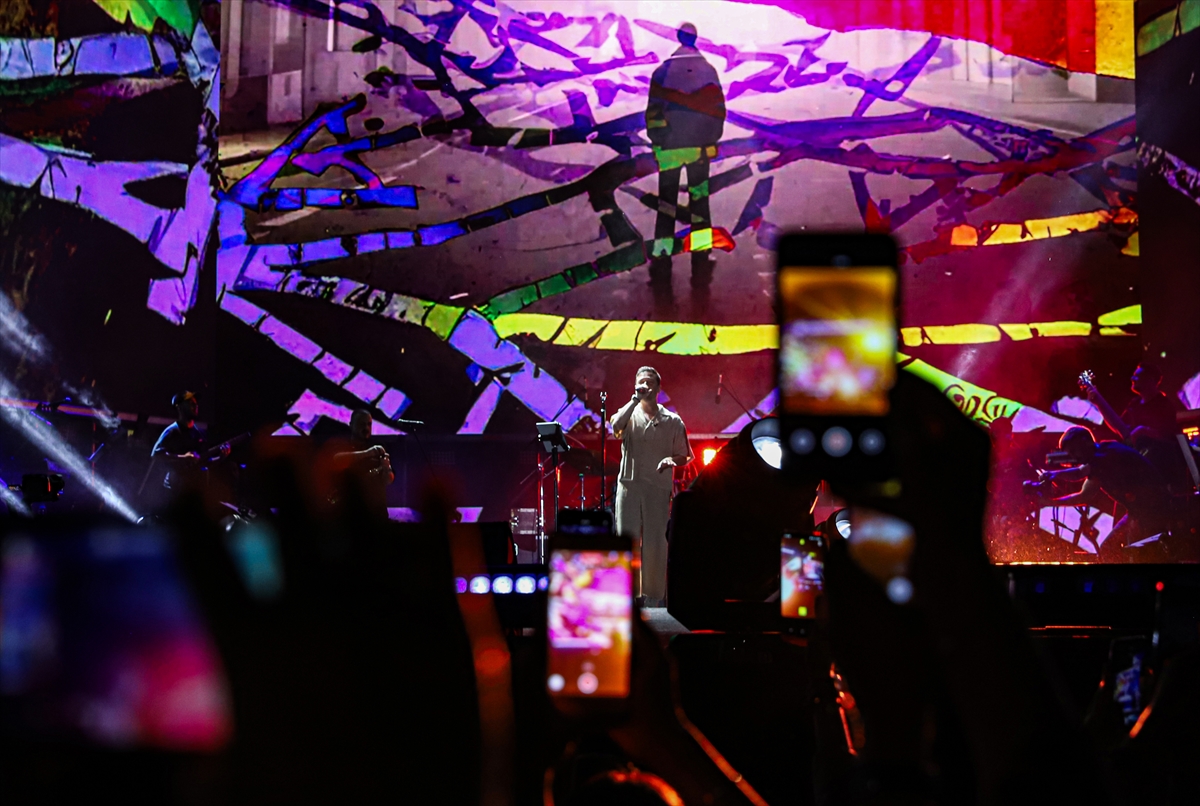 Şarkıcı Oğuzhan Koç Van Kültür Yolu Festivali'nde konser verdi