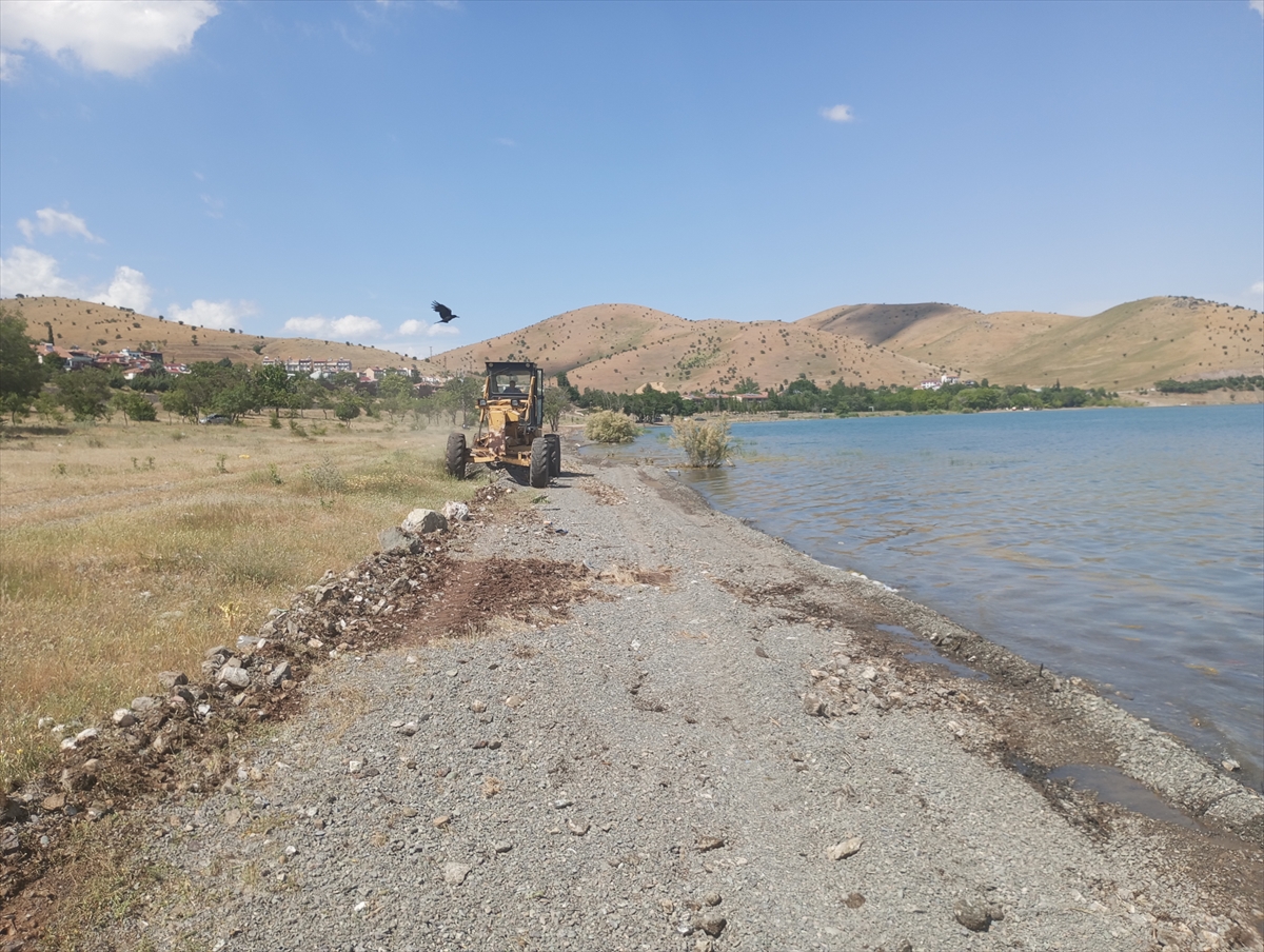 Sivrice'de Hazar Gölü çevresinde temizlik çalışması yapılıyor