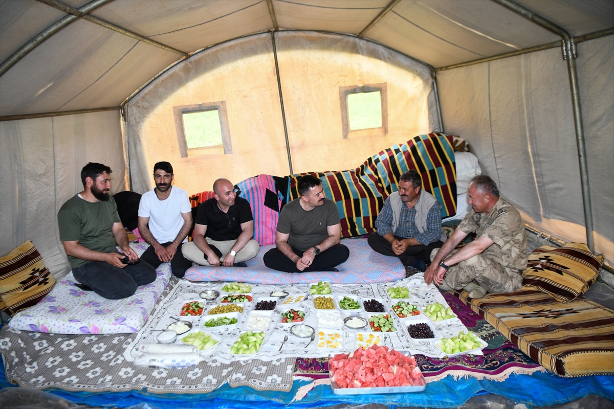 Tunceli Valisi Tekbıyıkoğlu, Feracan Tepe Yaylası'ndaki göçerleri ziyaret etti