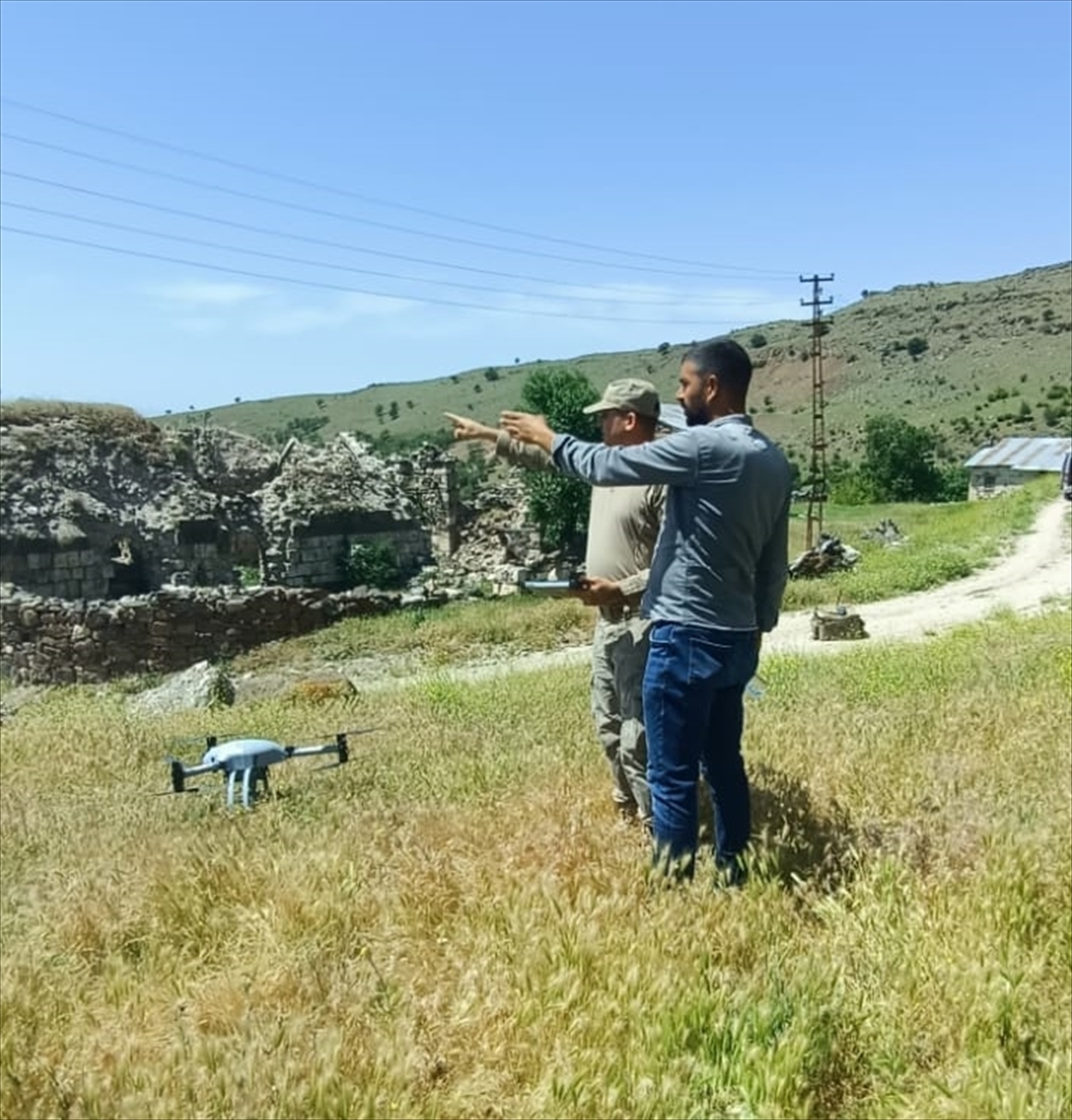 Tunceli'de dağlık arazide kaybolan keçiler dronla bulundu