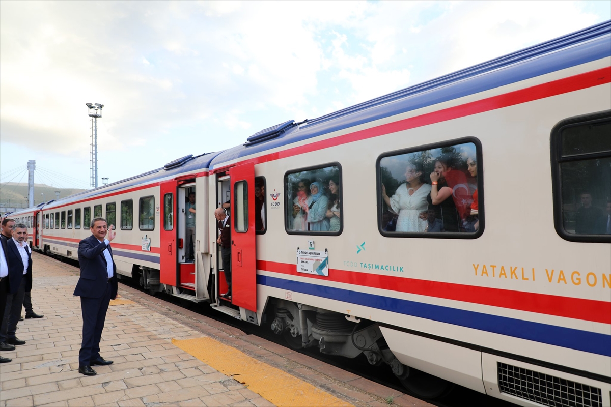 “Turistik Tatvan Treni” yolcuları Ankara'ya uğurlandı