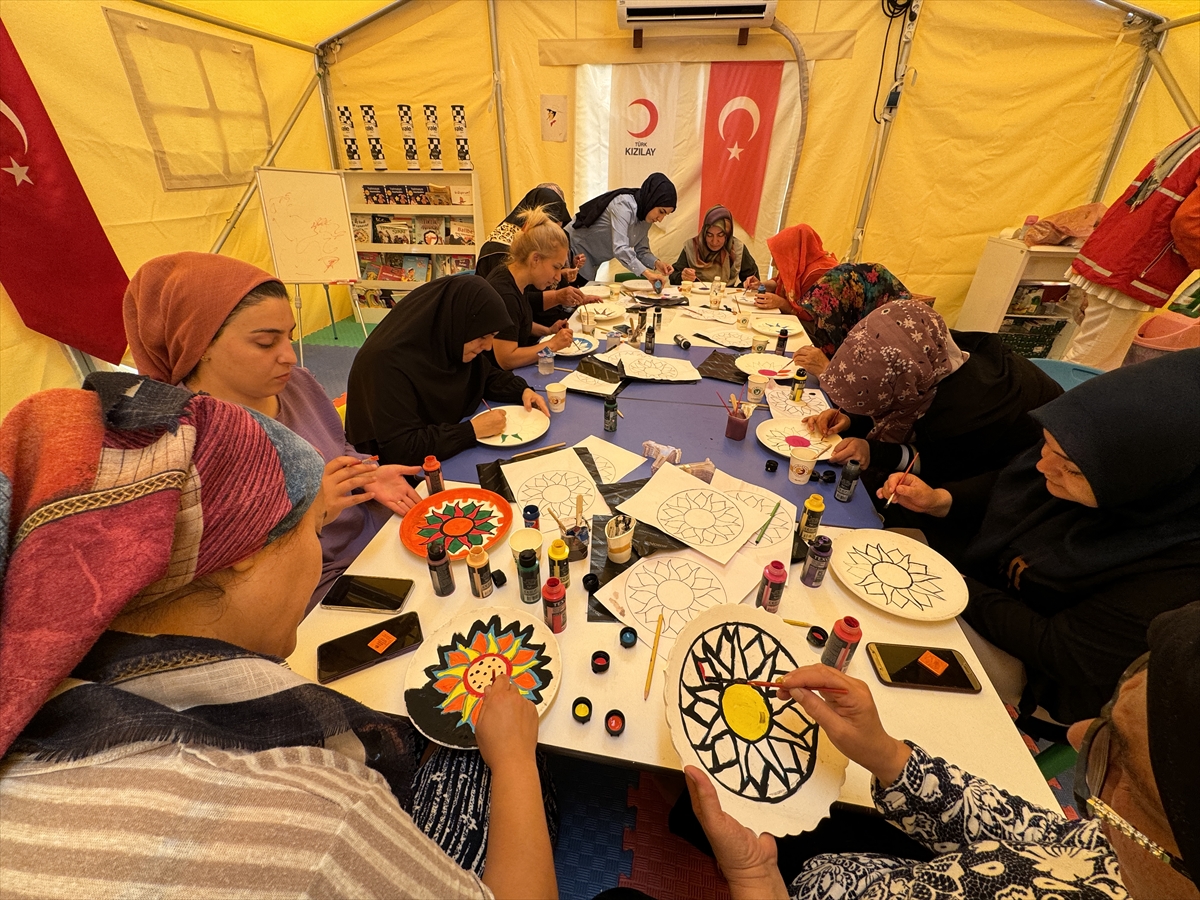 Türk Kızılaydan Malatya'da depremzede kadın ve çocuklara bayram etkinliği