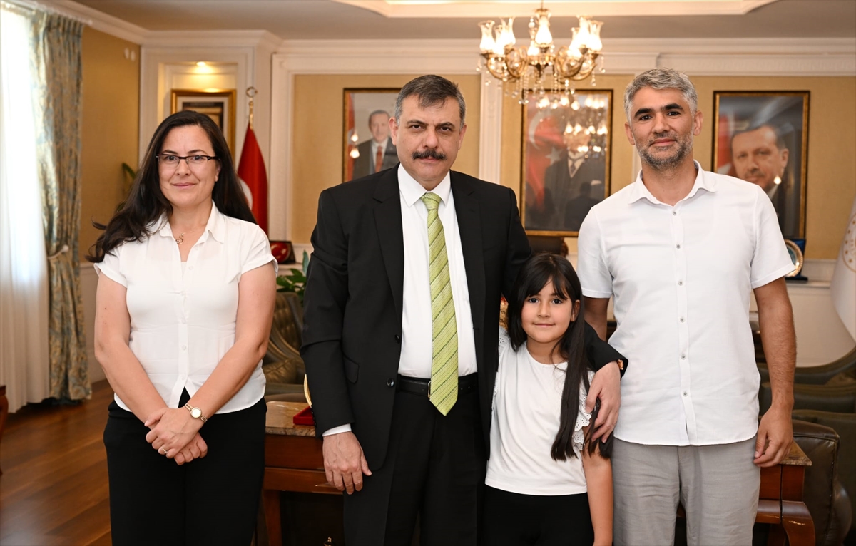 Vali Mustafa Çiftçi, “Erzurum Valisi” olmayı hayal eden minik kızı makamında ağırladı