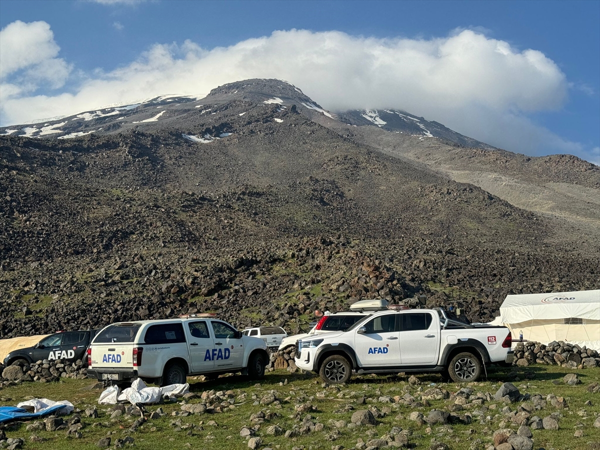 Ağrı Dağı'nda hayatını kaybeden 2 kişinin cenazeleri indiriliyor