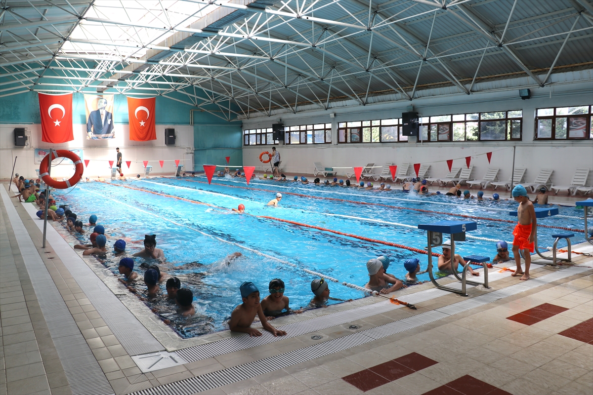Ağrı'da yüzme bilmeyen çocuklar spora kazandırılıp boğulma riskine karşı eğitiliyor