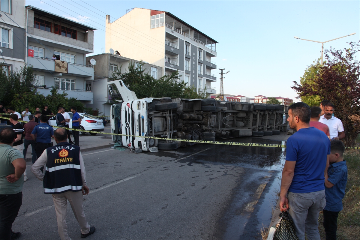 Ahlat'ta devrilen tırın sürücüsü yaralandı