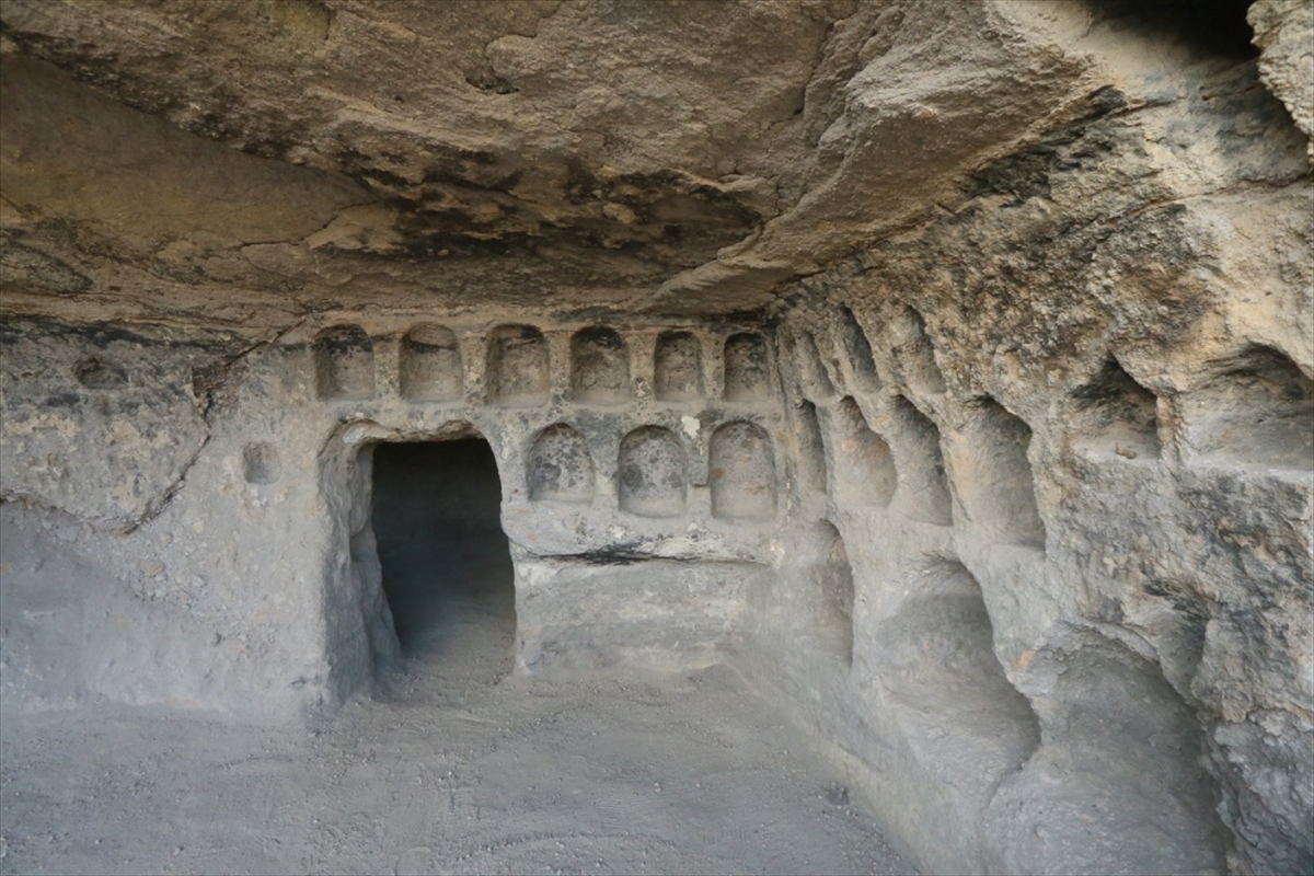 Anadolu'daki ilk kaya mescit olduğu değerlendirilen mağara turizme kazandırıldı