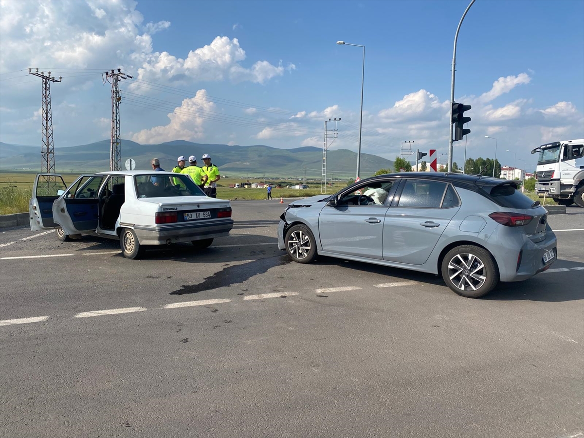 Ardahan'da 2 otomobilin çarpışması sonucu 5 kişi yaralandı