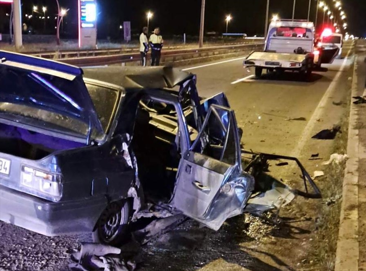 Ardahan'da otomobil çekiciye çarptı, 1 kişi öldü, 1 kişi yaralandı
