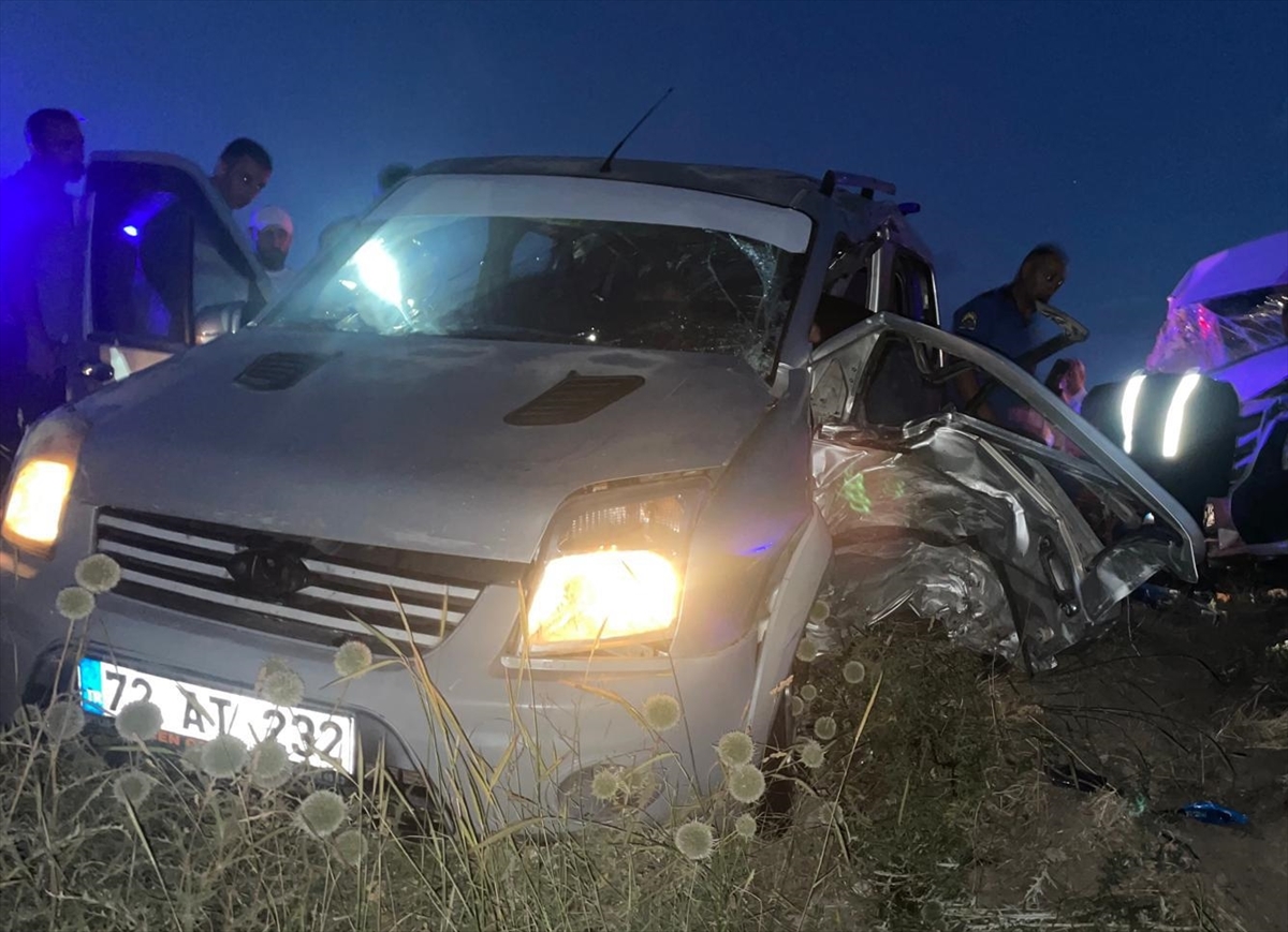 Bitlis'te hafif ticari araç ile minibüsün çarpışması sonucu 6 kişi yaralandı