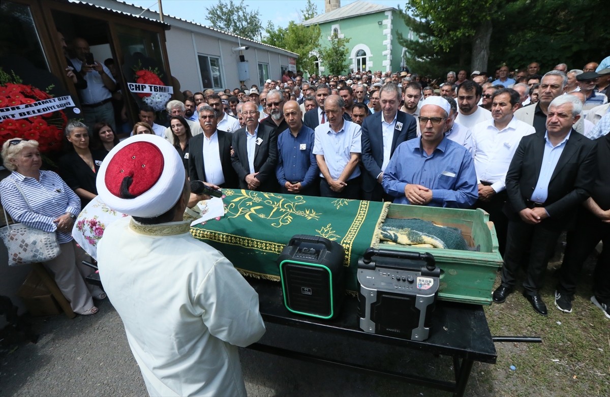 DEM Parti Eş Genel Başkanı Bakırhan'ın annesinin cenazesi toprağa verildi