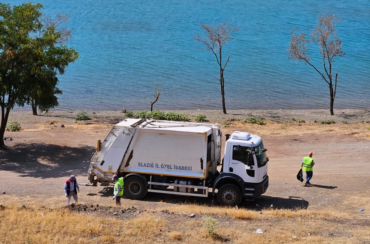Elazığ İl Özel İdaresi tarafındah Hazar Gölü çevresinde temizlik çalışması yapıldı