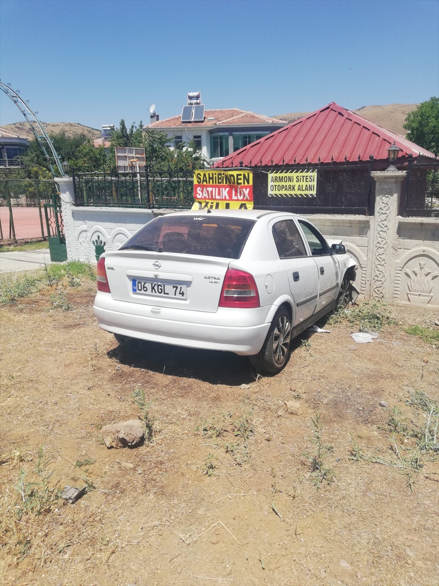 Elazığ'da bahçe duvarına çarpan otomobildeki 5 kişi yaralandı