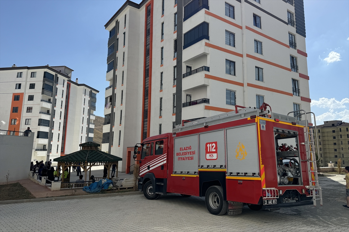 Elazığ'da bir binanın bodrumunda çıkan yangın söndürüldü