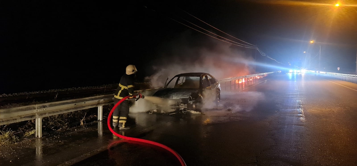 Elazığ'da çıkan yangında otomobil kullanılamaz hale geldi