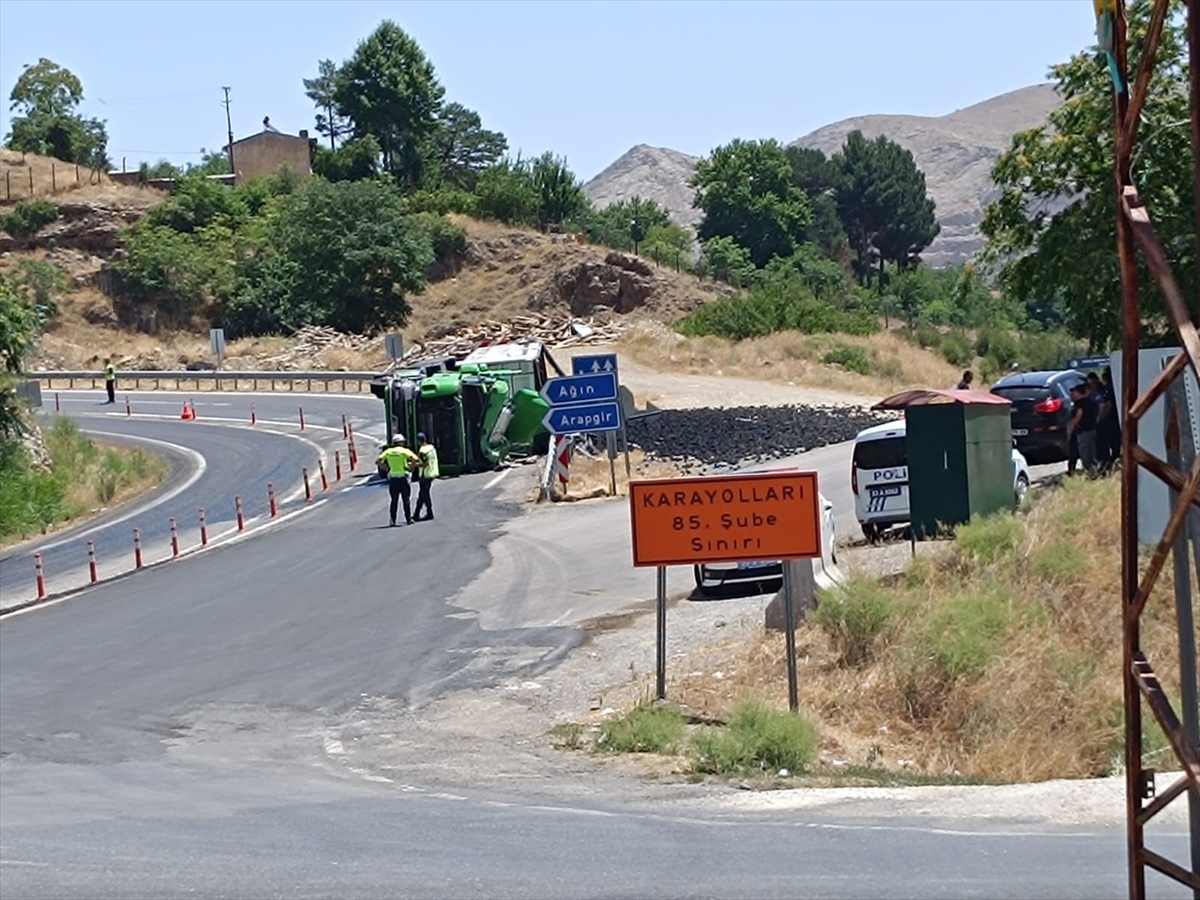 Elazığ'da devrilen kömür yüklü tırın sürücüsü yaralandı