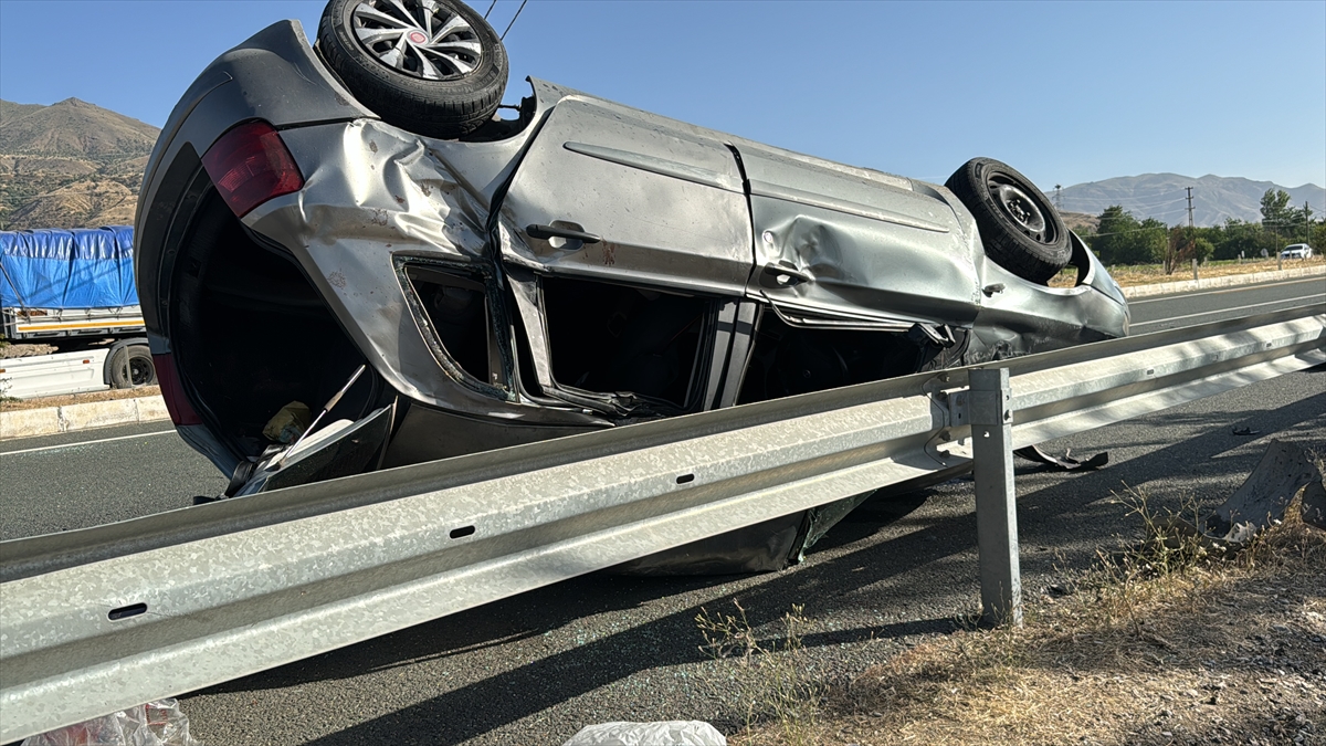 Elazığ'da devrilen otomobildeki 5 kişi yaralandı