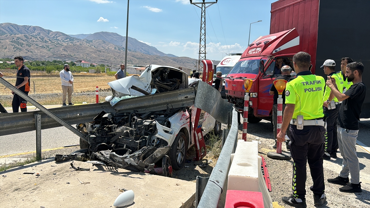 Elazığ'da otomobil ile kamyon çarpıştı, 4 kişi yaralandı