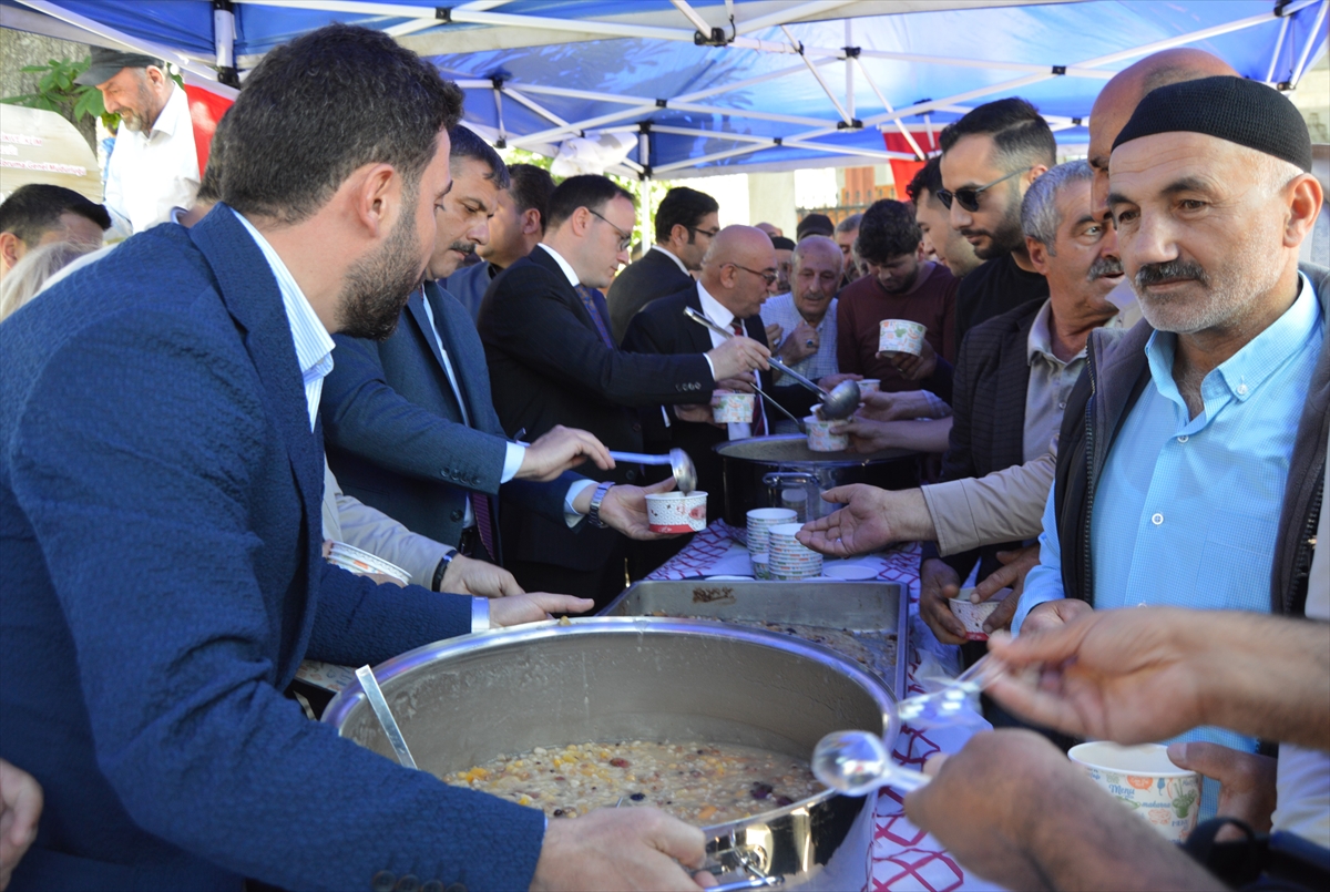 Erzurum'da vatandaşlara aşure ikram edildi