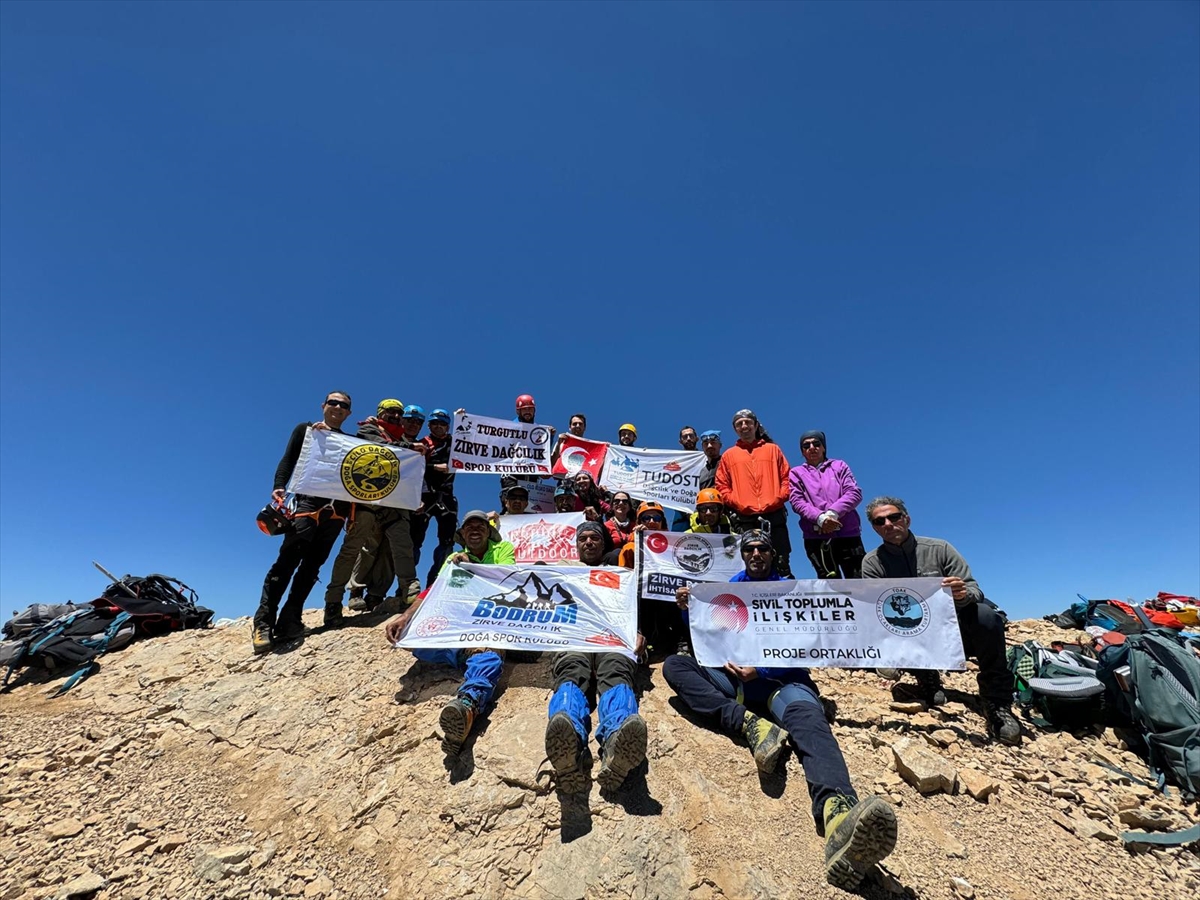 Hakkari'de 25 dağcı Uludoruk'ta zirve yaptı