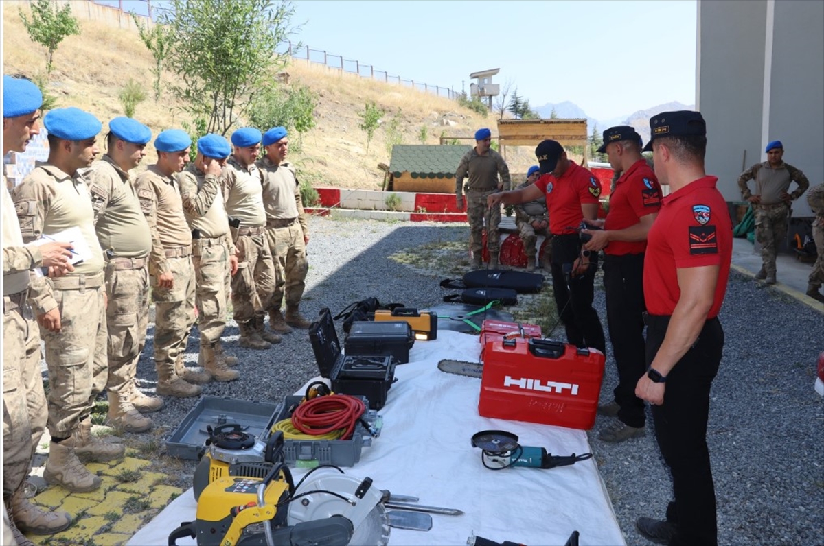 Hakkari'de jandarma personeline arama kurtarma eğitimi verildi