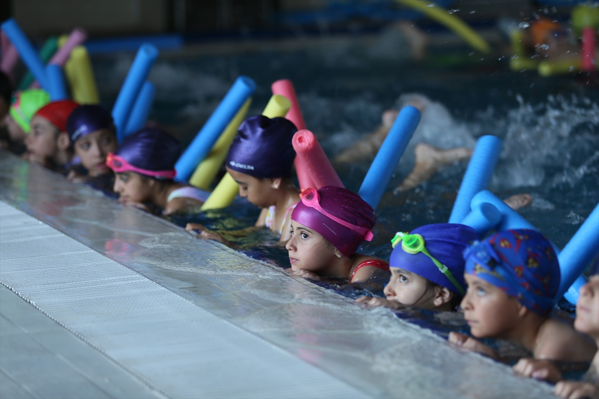 Karslı çocuklar “soğuk kentin sıcak havuzunda” spor yapıyor