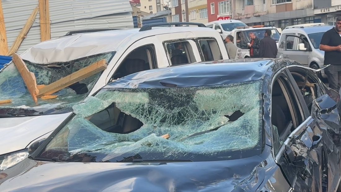 Kars'ta fırtınada uçan çatı 2 otomobil ve 3 traktöre zarar verdi