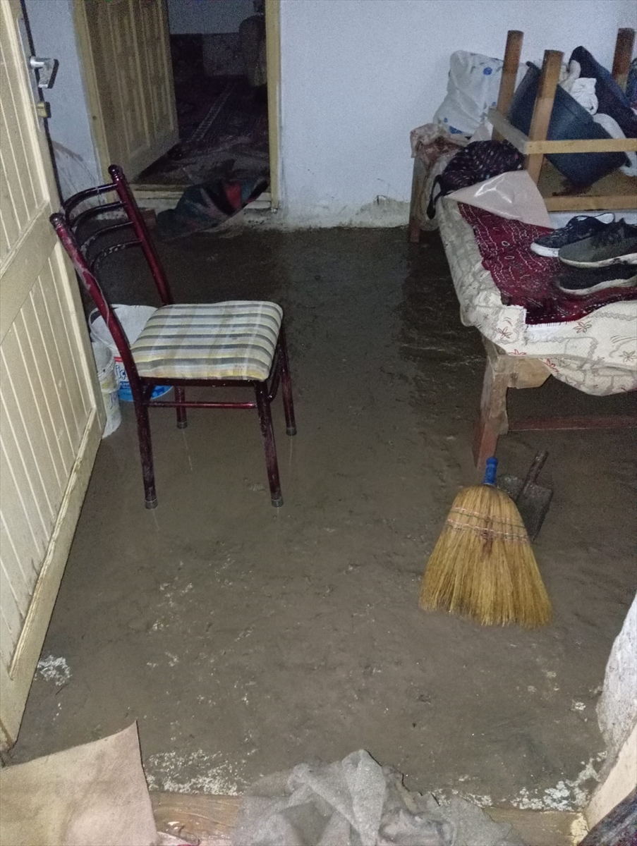 Kars'ta sel nedeniyle bir köyde ev, ahır ve yollar zarar gördü