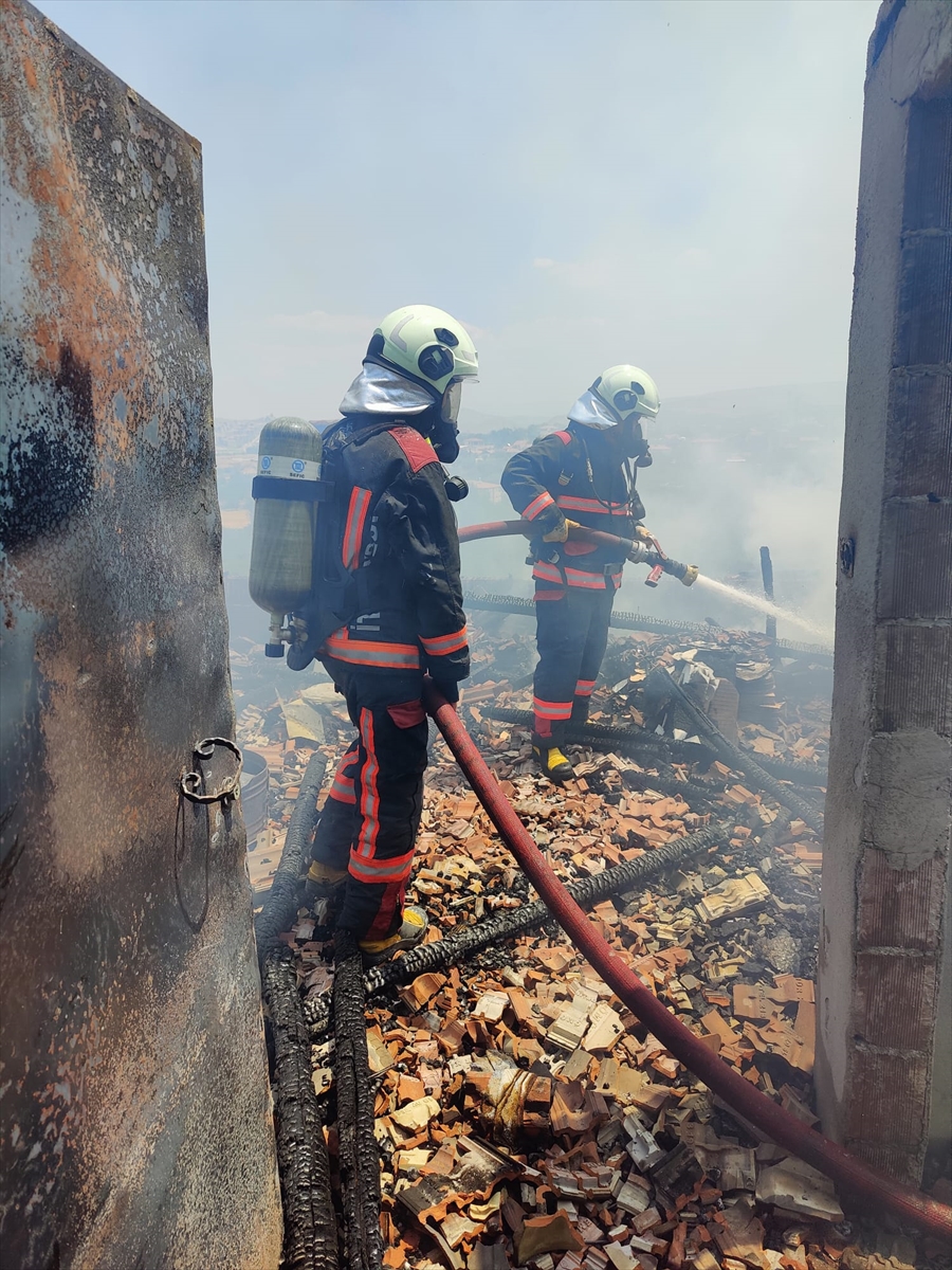 Malatya'da bir binanın çatısında çıkan yangın söndürüldü