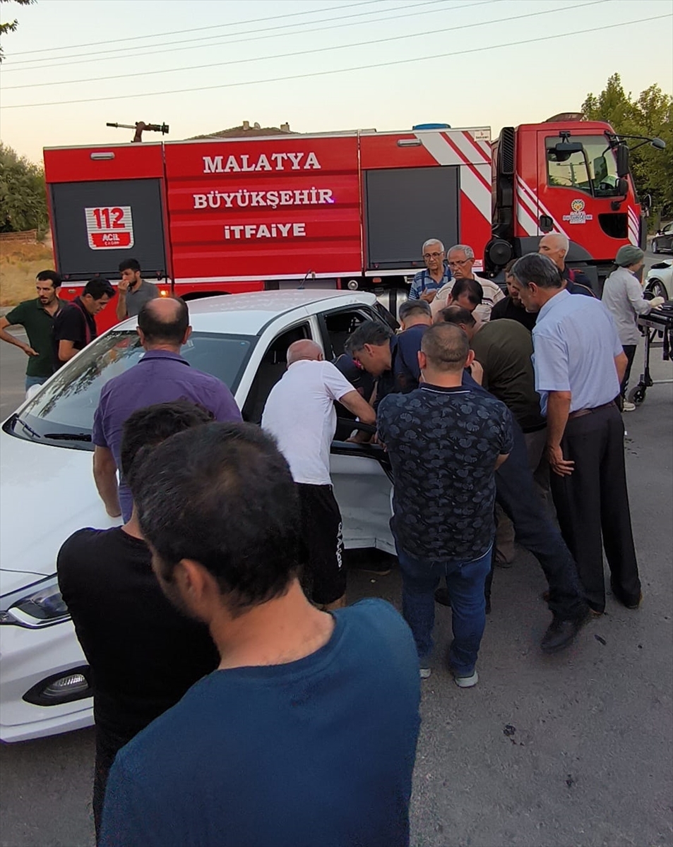 Malatya'da iki otomobilin çarpışması sonucu 5 kişi yaralandı