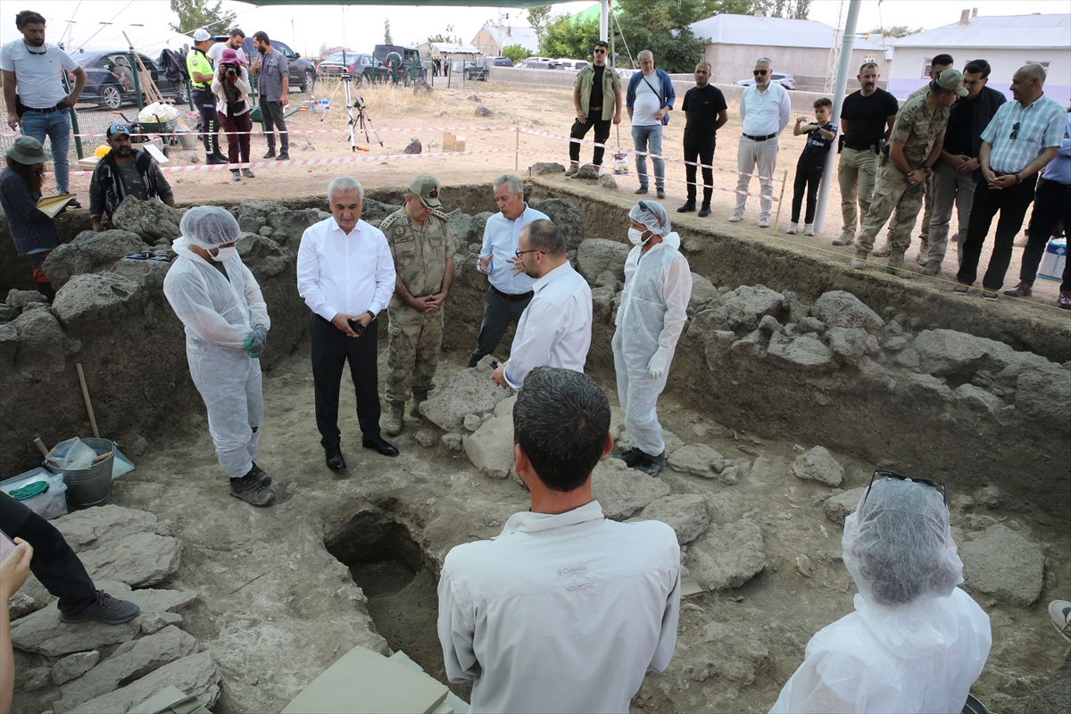 Muş Valisi Çakır, Malazgirt Savaşı'nın yapıldığı alanın tespitine yönelik kazıları inceledi:
