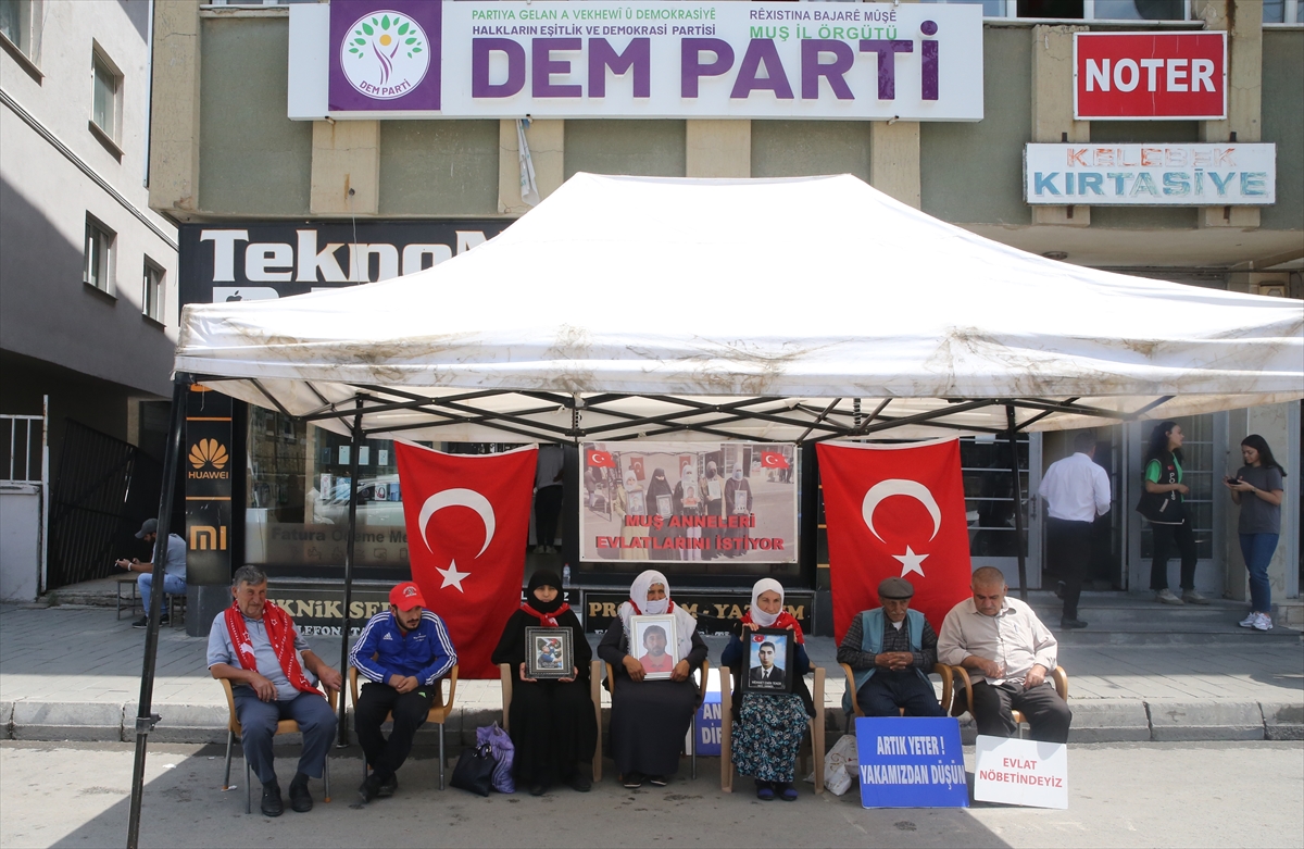 Muşlu aileler DEM Parti önündeki eylemlerini sürdürdü