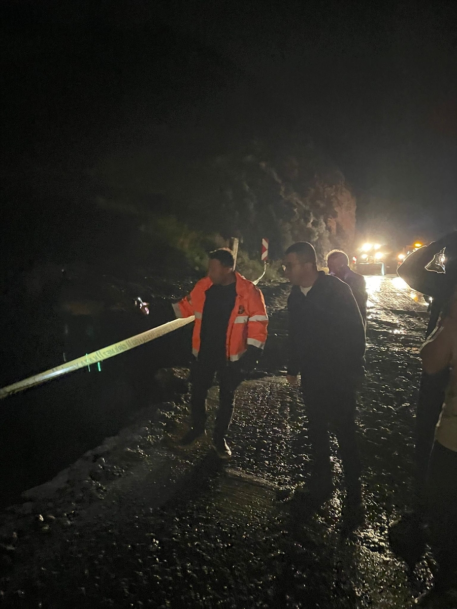 GÜNCELLEME – Sel nedeniyle kapanan Kars-Kağızman kara yolu ulaşıma açıldı