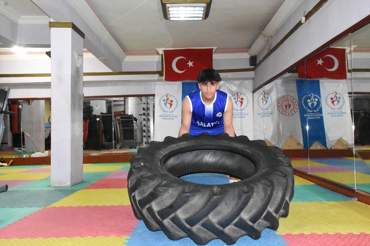 Tedavisine ara vererek katıldığı şampiyonadan bronz madalyayla döndü