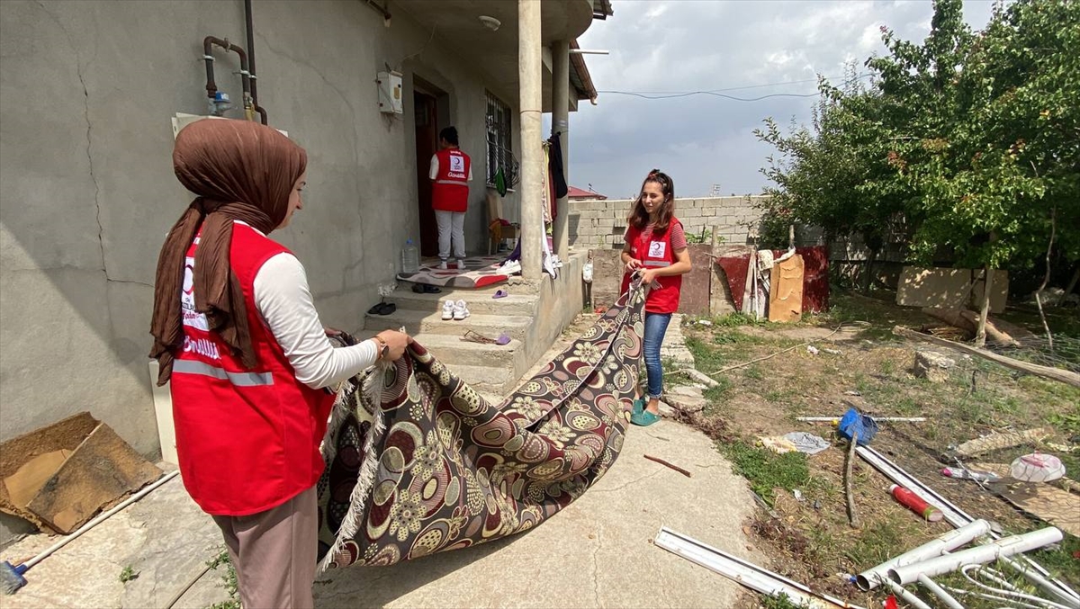 Türk Kızılay Ağrı'da yardım ulaştırdığı yaşlıların evlerini de temizliyor
