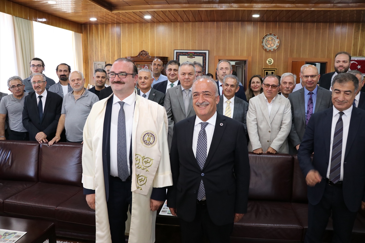 Atatürk Üniversitesi Rektörlüğüne atanan Prof. Dr. Ahmet Hacımüftüoğlu göreve başladı