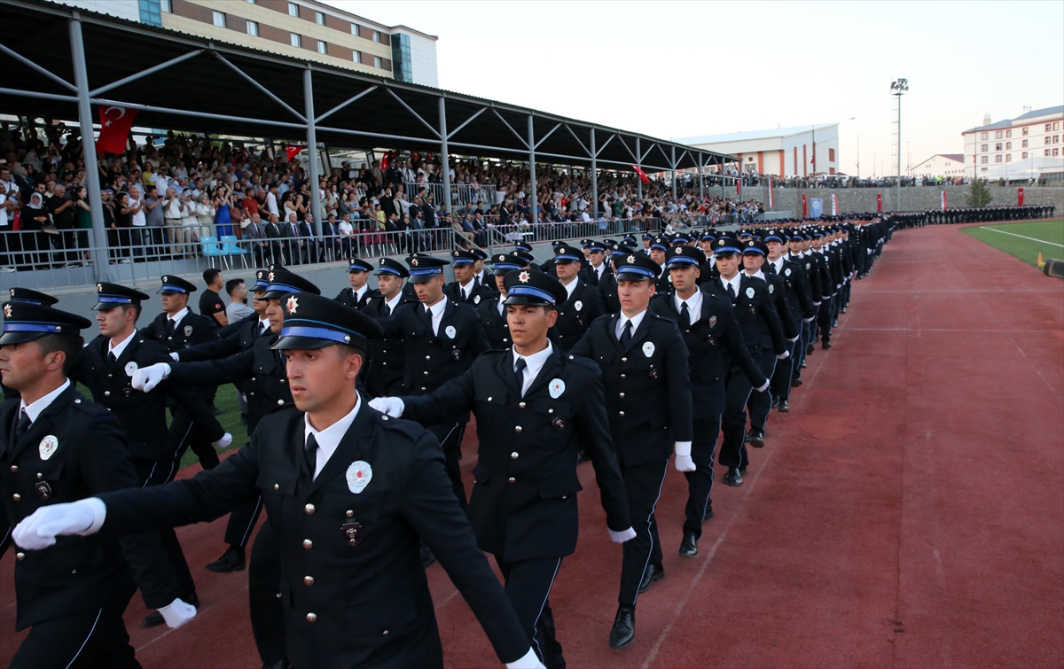 Bitlis'te 580 polis adayı mezun olmanın sevincini yaşadı