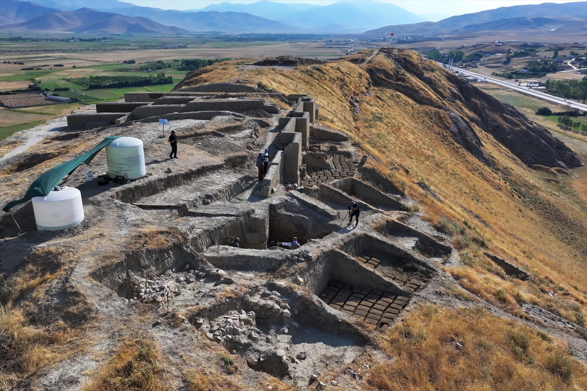 Çavuştepe Kalesi'nde dış surlara açılan yeni bir koridor bulundu