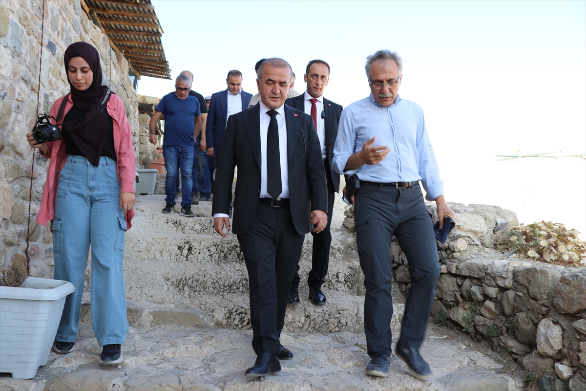 Elazığ Valisi Hatipoğlu, Harput Kalesi'nde yürütülen kazı çalışmalarını inceledi