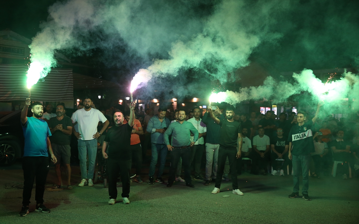 Milli boksör Hatice Akbaş'ın final maçını ailesi ve hemşehrileri dev ekrandan izledi