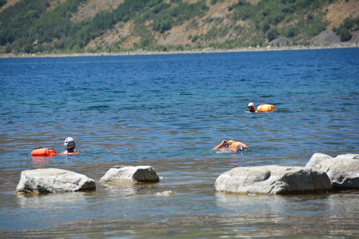 Nemrut Kalderası'nı tanıtmak için krater gölünde yüzdüler