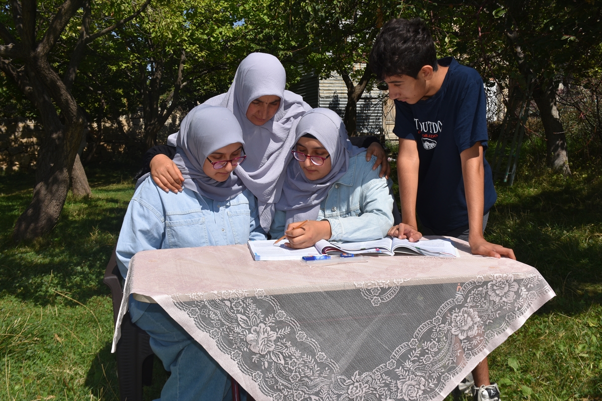 İkizinden ayrılmamak için üniversite hayalini bir yıl erteledi