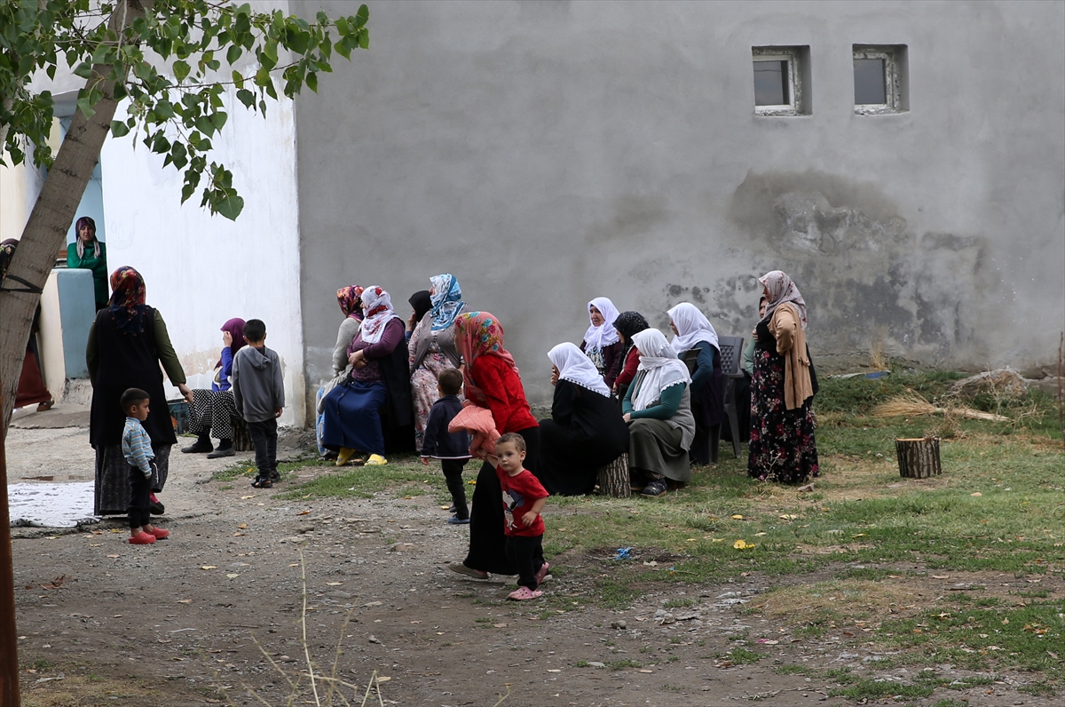 Şehit Piyade Sözleşmeli Er Abakay'ın Muş'taki evine Türk bayrağı asıldı